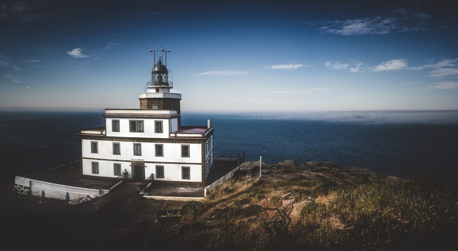 El faro de Fisterra sobre el cabo, final del Camino de Finisterre